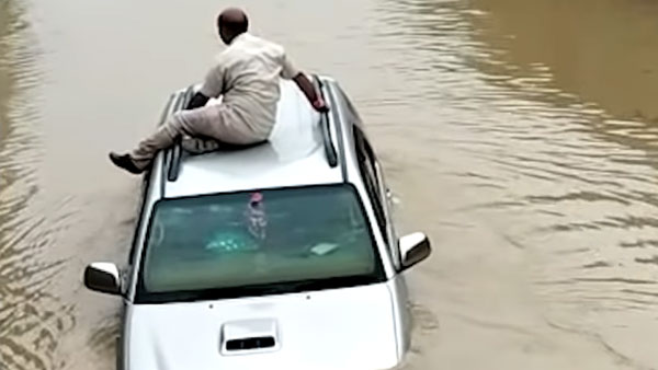 ಮಳೆ ನೀರಿನಲ್ಲಿ ಸಿಲುಕಿದ್ದ Toyota Fortuner ಎಸ್‌ಯು‌ವಿಯನ್ನು ಹೊರ ತಂದ ಟ್ರಾಕ್ಟರ್