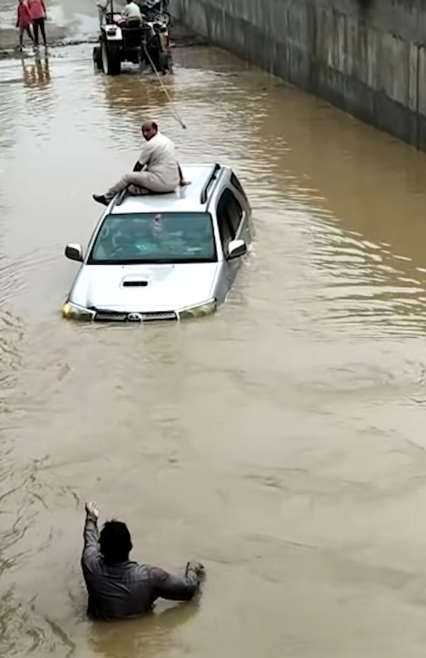 ಮಳೆ ನೀರಿನಲ್ಲಿ ಸಿಲುಕಿದ್ದ Toyota Fortuner ಎಸ್‌ಯು‌ವಿಯನ್ನು ಹೊರ ತಂದ ಟ್ರಾಕ್ಟರ್