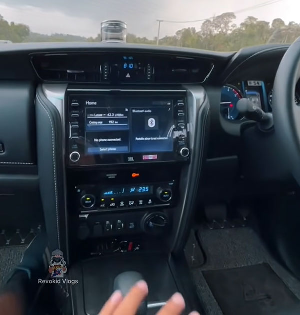 ಭಾರತದಲ್ಲಿ ಟಾಯ್ಲೆಟ್ ಹೊಂದಿರುವ ಮೊದಲ ಟೊಯೊಟಾ ಫಾರ್ಚೂನರ್ ಎಸ್‍ಯುವಿ 