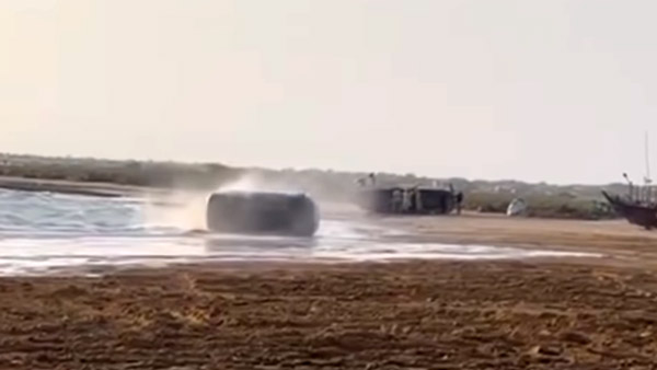 ಸಮುದ್ರದ ಅಲೆ ಬಡಿದ ಕಾರಣಕ್ಕೆ ಮಗುಚಿ ಬಿದ್ದ ಭಾರೀ ಗಾತ್ರದ ಎಸ್‌ಯು‌ವಿ