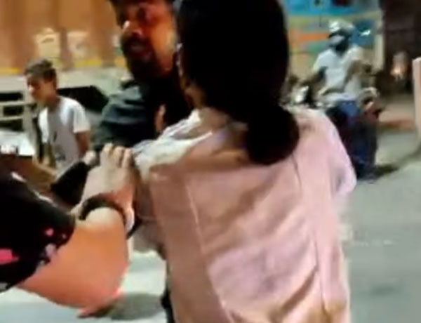 ಸಾರ್ವಜನಿಕ ರಸ್ತೆಯಲ್ಲಿ ಕ್ಯಾಬ್ ಚಾಲಕನಿಗೆ ಹಿಗ್ಗಾ ಮುಗ್ಗಾ ಥಳಿಸಿದ ಯುವತಿ