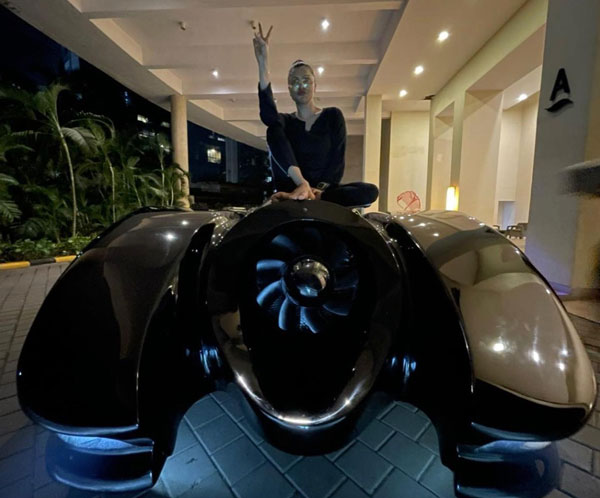 ಪತ್ನಿಗೆ ಬ್ಯಾಟ್ ಮೊಬೈಲ್ ವಾಹನ ಉಡುಗೊರೆಯಾಗಿ ನೀಡಿದ ಬಾಲಿವುಡ್ ಚಿತ್ರ ನಿರ್ದೇಶಕ