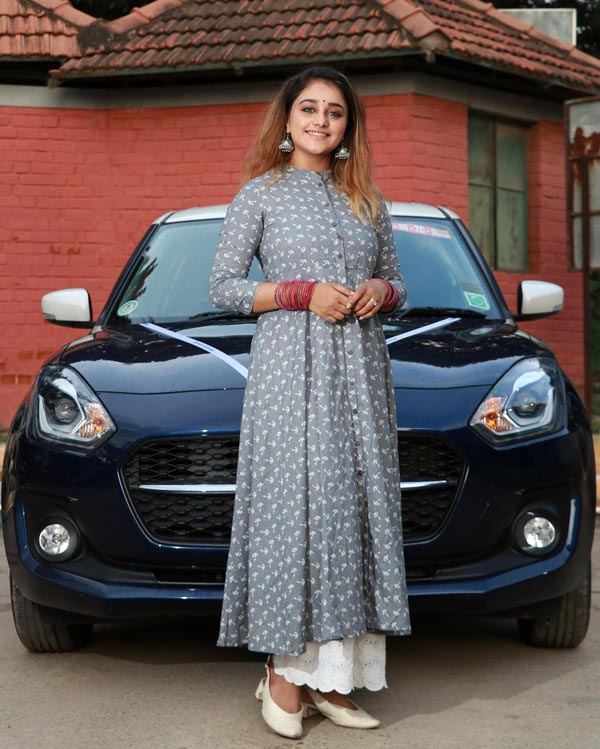 ಸ್ವಂತ ಗಳಿಕೆಯಲ್ಲಿ ಮೊದಲ ಕಾರು ಖರೀದಿಸಿದ ಸಂಭ್ರಮದಲ್ಲಿ ಬಿಗ್ ಬಾಸ್ ಖ್ಯಾತಿಯ ಧನುಶ್ರೀ