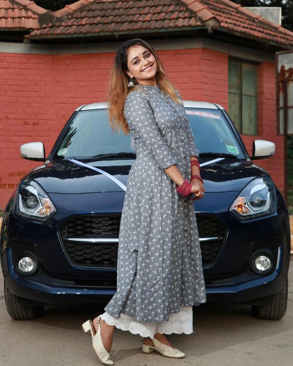 ಸ್ವಂತ ಗಳಿಕೆಯಲ್ಲಿ ಮೊದಲ ಕಾರು ಖರೀದಿಸಿದ ಸಂಭ್ರಮದಲ್ಲಿ ಬಿಗ್ ಬಾಸ್ ಖ್ಯಾತಿಯ ಧನುಶ್ರೀ