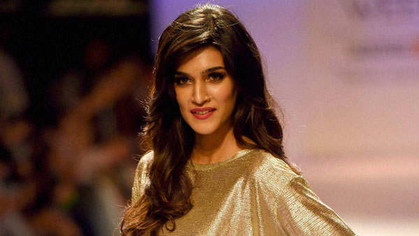 ರೂ.2.43 ಕೋಟಿ ಮೌಲ್ಯದ ಐಷಾರಾಮಿ ಕಾರು ಖರೀದಿಸಿದ 'ಪರಮ ಸುಂದರಿ’ ಕೃತಿ ಸನೋನ್