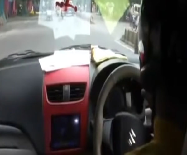 ಹೆಲ್ಮೆಟ್​ ಹಾಕಿಲ್ಲವೆಂದು ಕಾರು ಚಾಲಕನಿಗೆ ದಂಡ ವಿಧಿಸಿದ ಪೊಲೀಸರು: ಕಾರು ಚಾಲಕ ಪ್ರತಿಭಟನೆ ನಡೆಸಿದ್ದು ಹೀಗೆ 