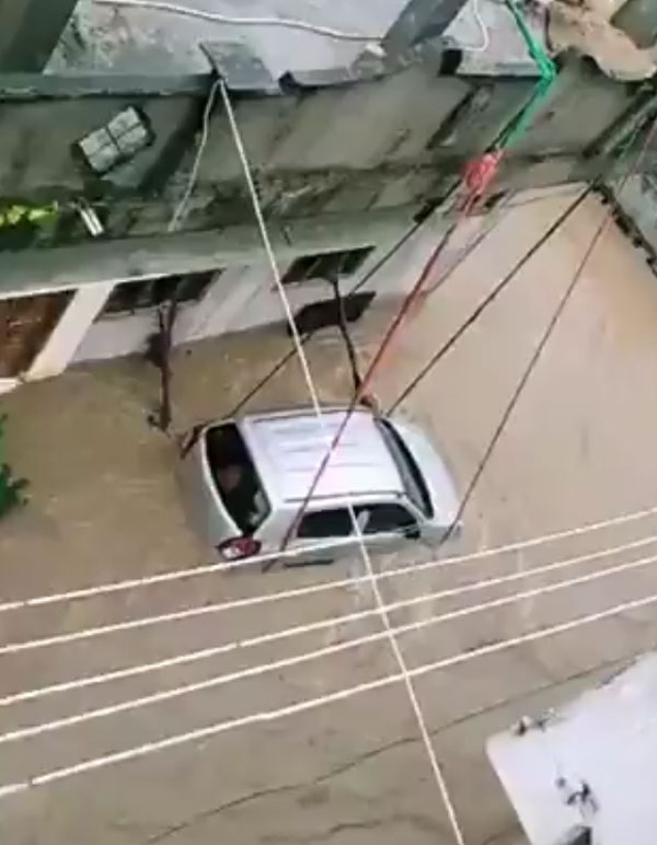 ಪ್ರವಾಹದಿಂದ ಕಾರ್ ಅನ್ನು ರಕ್ಷಿಸಲು ವಿಭಿನ್ನ ತಂತ್ರ ರೂಪಿಸಿದ ಕಾರು ಮಾಲೀಕ