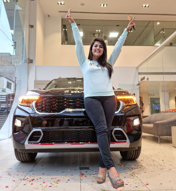 ಹೊಸ Kia Sonet ಕಾರು ಖರೀದಿಸಿದ ಕಿರುತೆರೆ ನಟಿ ಮಾನ್ಸಿ ಜೋಶಿ