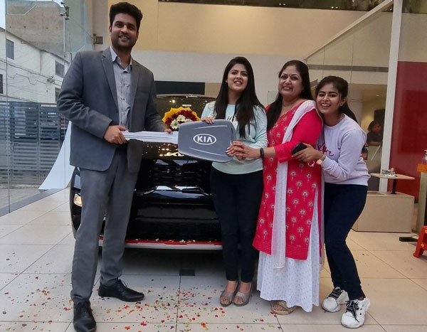 ಹೊಸ Kia Sonet ಕಾರು ಖರೀದಿಸಿದ ಕಿರುತೆರೆ ನಟಿ ಮಾನ್ಸಿ ಜೋಶಿ