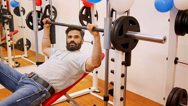 ನಟನ ಕಾರು ತಡೆದು ಸೆಲ್ಫಿ ಕ್ಲಿಕ್ಕಿಸಿಕೊಂಡ ಸಂಚಾರಿ ಪೊಲೀಸರು