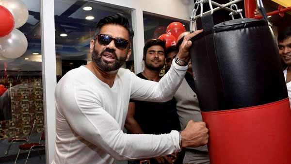 ನಟನ ಕಾರು ತಡೆದು ಸೆಲ್ಫಿ ಕ್ಲಿಕ್ಕಿಸಿಕೊಂಡ ಸಂಚಾರಿ ಪೊಲೀಸರು