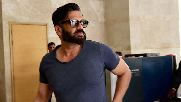 ನಟನ ಕಾರು ತಡೆದು ಸೆಲ್ಫಿ ಕ್ಲಿಕ್ಕಿಸಿಕೊಂಡ ಸಂಚಾರಿ ಪೊಲೀಸರು