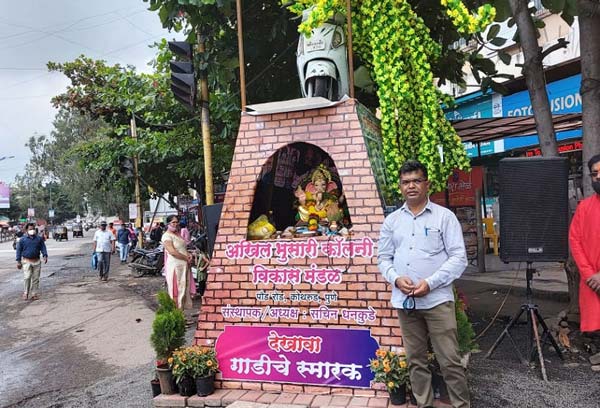 ವಿನಾ ಕಾರಣ ಟೋಯಿಂಗ್ ಮಾಡಿದ ಪೊಲೀಸರ ವಿರುದ್ಧ ಸ್ಮಾರಕ ನಿರ್ಮಿಸಿ ಪ್ರತಿಭಟಿಸಿದ ಸ್ಕೂಟರ್ ಮಾಲೀಕ