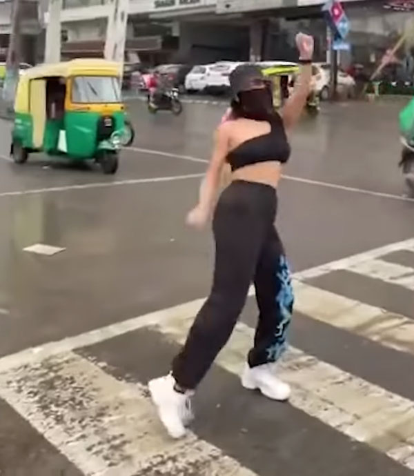 ನಡು ರಸ್ತೆಯಲ್ಲಿ ಡ್ಯಾನ್ಸ್ ಮಾಡಿದ ಕಾರಣಕ್ಕೆ ನೋಟಿಸ್ ಪಡೆದ ಸೋಷಿಯಲ್ ಮೀಡಿಯಾ ಸ್ಟಾರ್