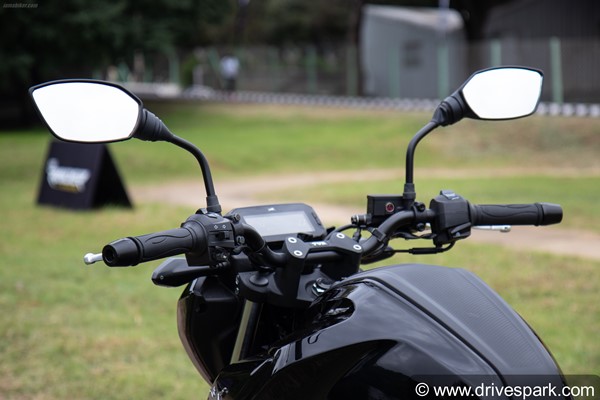 ಹೊಸ ಬೈಕ್ ಪಡೆದ ಖುಷಿಯಲ್ಲಿ ಯೋಗ ಪ್ರದರ್ಶಿಸಿದ ಶಿಕ್ಷಕ!