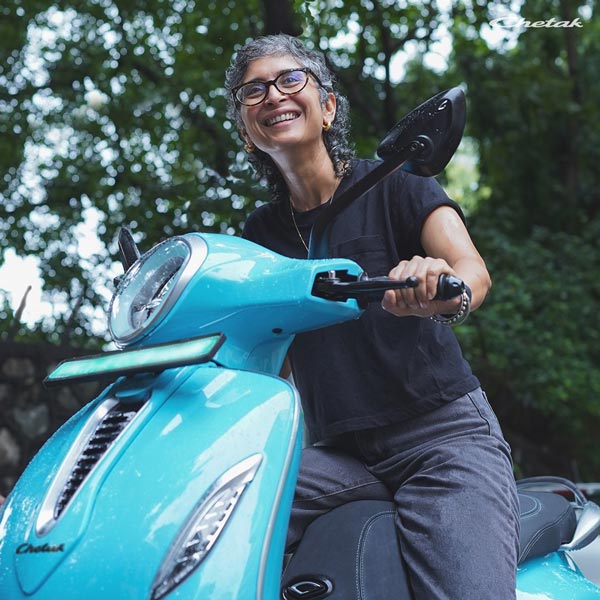 Bajaj Chetak ಎಲೆಕ್ಟ್ರಿಕ್ ಸ್ಕೂಟರ್ ಖರೀದಿಸಿದ ಬಾಲಿವುಡ್ ನಿರ್ದೇಶಕಿ ಕಿರಣ್ ರಾವ್ 