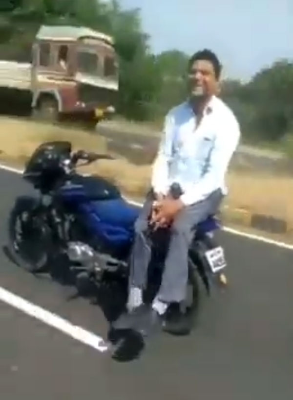 ಬೈಕ್ ಸ್ಟಂಟ್ ವೀಡಿಯೊ ಶೇರ್ ಮಾಡಿದ ಆನಂದ್ ಮಹೀಂದ್ರಾ