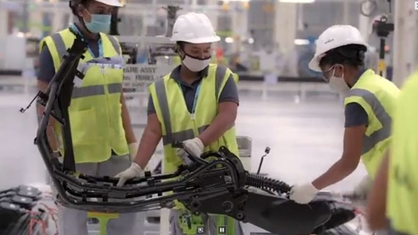 ಹೊಸ ಎಲೆಕ್ಟ್ರಿಕ್ ಸ್ಕೂಟರ್ ಉತ್ಪಾದನಾ ಪ್ರಕ್ರಿಯೆಗೆ ಚಾಲನೆ ನೀಡಿದ ಓಲಾ ಎಲೆಕ್ಟ್ರಿಕ್