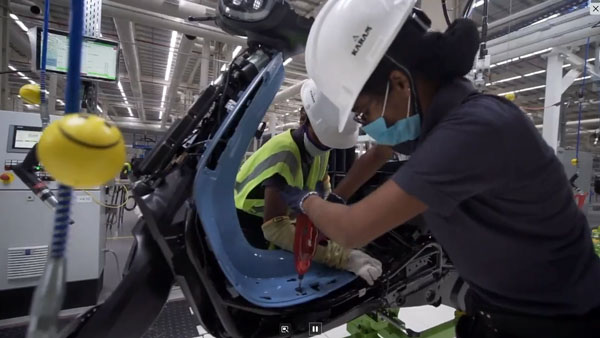 ಹೊಸ ಎಲೆಕ್ಟ್ರಿಕ್ ಸ್ಕೂಟರ್ ಉತ್ಪಾದನಾ ಪ್ರಕ್ರಿಯೆಗೆ ಚಾಲನೆ ನೀಡಿದ ಓಲಾ ಎಲೆಕ್ಟ್ರಿಕ್