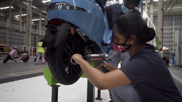 ಹೊಸ ಎಲೆಕ್ಟ್ರಿಕ್ ಸ್ಕೂಟರ್ ಉತ್ಪಾದನಾ ಪ್ರಕ್ರಿಯೆಗೆ ಚಾಲನೆ ನೀಡಿದ ಓಲಾ ಎಲೆಕ್ಟ್ರಿಕ್