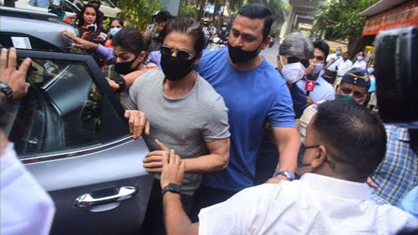 ಜೈಲಿನಲ್ಲಿರುವ ಮಗನನ್ನು ಭೇಟಿಯಾಗಲು ಸಾಮಾನ್ಯ ಕಾರಿನಲ್ಲಿ ತೆರಳಿದ ಶಾರುಖ್ ಖಾನ್