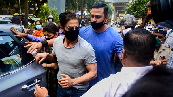 ಜೈಲಿನಲ್ಲಿರುವ ಮಗನನ್ನು ಭೇಟಿಯಾಗಲು ಸಾಮಾನ್ಯ ಕಾರಿನಲ್ಲಿ ತೆರಳಿದ ಶಾರುಖ್ ಖಾನ್