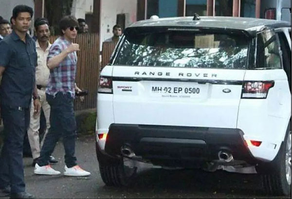 ಜೈಲಿನಲ್ಲಿರುವ ಮಗನನ್ನು ಭೇಟಿಯಾಗಲು ಸಾಮಾನ್ಯ ಕಾರಿನಲ್ಲಿ ತೆರಳಿದ ಶಾರುಖ್ ಖಾನ್