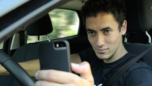 ವಾಹನ ಸವಾರರೇ ಎಚ್ಚರ, ಸಿಗ್ನಲ್'ನಲ್ಲಿರುವಾಗ ಕೈಯಲ್ಲಿ ಮೊಬೈಲ್ ಹಿಡಿದರೆ ಬೀಳಲಿದೆ ದಂಡ