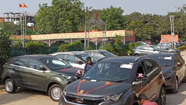 ಒಂದೇ ದಿನ ನೂರಕ್ಕೂ ಹೆಚ್ಚು ಕಾರುಗಳನ್ನು ವಿತರಿಸಿದ Tata Motors ಡೀಲರ್