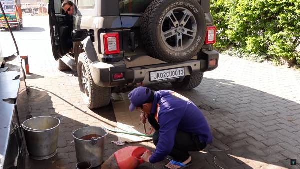 ಪೆಟ್ರೋಲ್ ಎಂಜಿನ್ ಕಾರಿಗೆ ಡೀಸೆಲ್ ತುಂಬಿಸಿ ಎಡವಟ್ಟು ಮಾಡಿದ ಪೆಟ್ರೋಲ್ ಬಂಕ್ ಸಿಬ್ಬಂದಿ