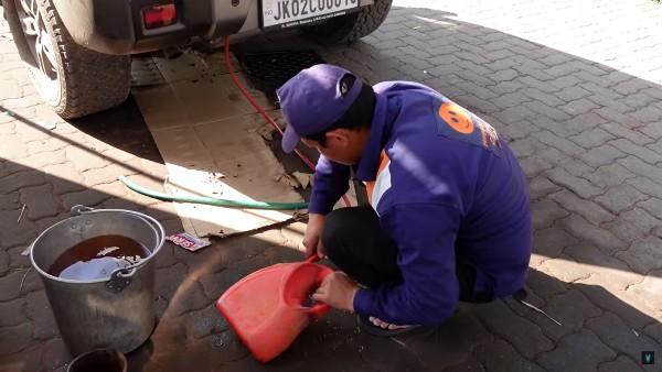 ಪೆಟ್ರೋಲ್ ಎಂಜಿನ್ ಕಾರಿಗೆ ಡೀಸೆಲ್ ತುಂಬಿಸಿ ಎಡವಟ್ಟು ಮಾಡಿದ ಪೆಟ್ರೋಲ್ ಬಂಕ್ ಸಿಬ್ಬಂದಿ