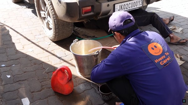 ಪೆಟ್ರೋಲ್ ಎಂಜಿನ್ ಕಾರಿಗೆ ಡೀಸೆಲ್ ತುಂಬಿಸಿ ಎಡವಟ್ಟು ಮಾಡಿದ ಪೆಟ್ರೋಲ್ ಬಂಕ್ ಸಿಬ್ಬಂದಿ