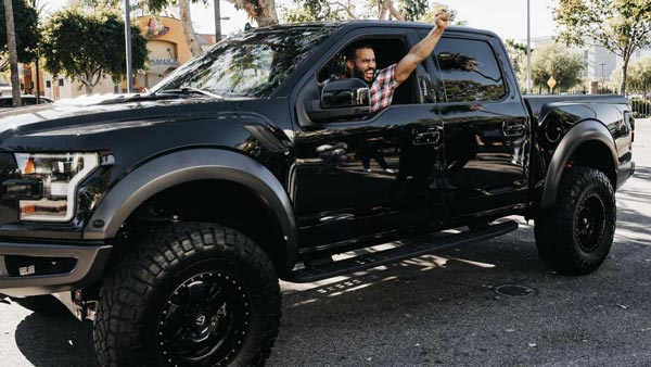 ನೌಕಪಡೆ ಅಧಿಕಾರಿಗೆ ದುಬಾರಿ ಬೆಲೆಯ ಕಾರ್ ಅನ್ನು ಉಡುಗೊರೆಯಾಗಿ ನೀಡಿದ ರಾಕ್ ಖ್ಯಾತಿಯ ನಟ