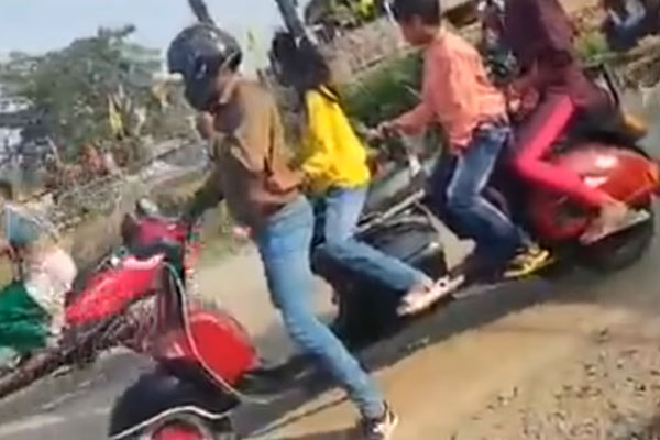 ನಾಲ್ಕು ಜನ ಕೂರುವಂತೆ ಸ್ಕೂಟರ್ ಮಾಡಿಫೈ ಮಾಡಿದ ವರ್ಕ್‌ಶಾಪ್‌ ಮಾಲೀಕ