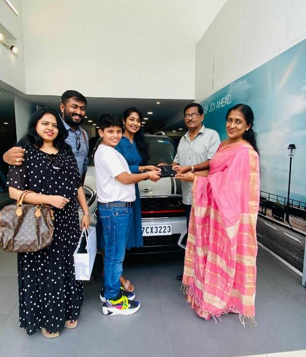 ಐಷಾರಾಮಿ Mini Countryman ಕಾರನ್ನು ಖರೀದಿಸಿದ ನಟಿ ನವ್ಯಾ ನಾಯರ್
