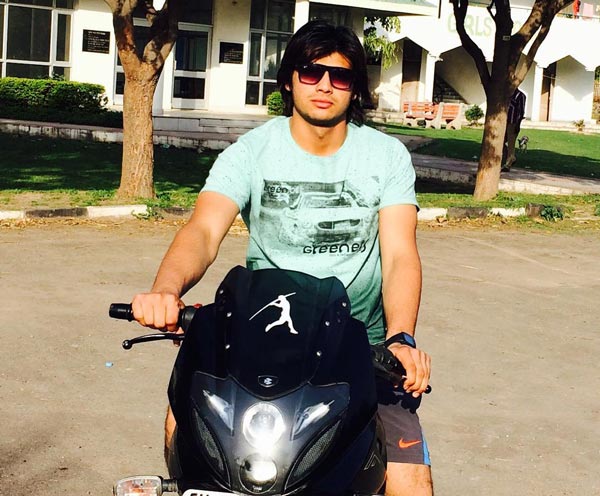 Ford Mustang ಕಾರು ಚಾಲನೆ ವೇಳೆ ಕಾಣಿಸಿಕೊಂಡ ಚಿನ್ನದ ಹುಡುಗ ನೀರಜ್ ಚೋಪ್ರಾ