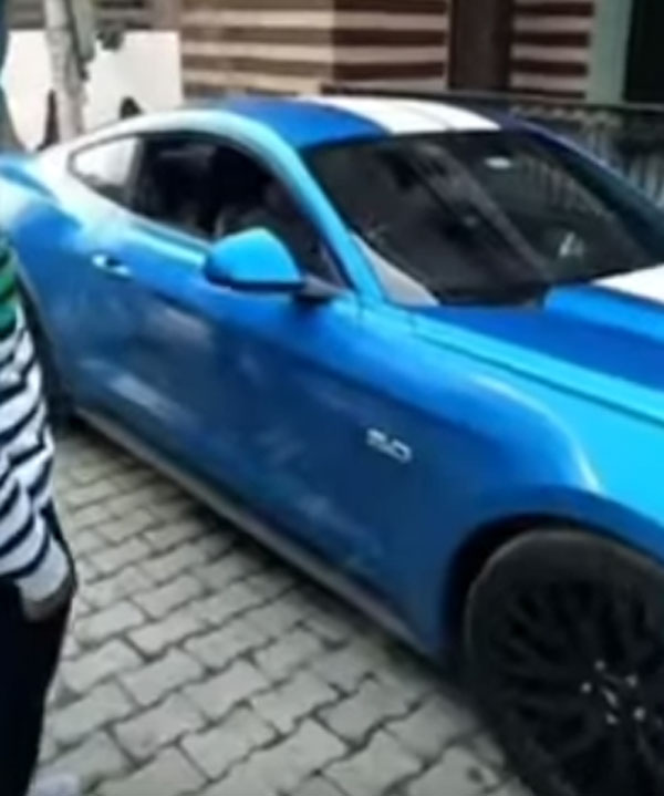 Ford Mustang ಕಾರು ಚಾಲನೆ ವೇಳೆ ಕಾಣಿಸಿಕೊಂಡ ಚಿನ್ನದ ಹುಡುಗ ನೀರಜ್ ಚೋಪ್ರಾ