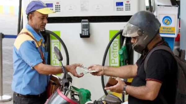 ತೆರಿಗೆ ಕಡಿತದ ನಂತರ ರಾಷ್ಟ್ರ ರಾಜಧಾನಿಯಲ್ಲೂ ಇಳಿಕೆಯಾದ ಇಂಧನ ದರ