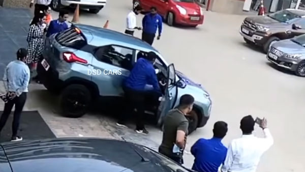 ಹೊಸ ಕಾರು ವಿತರಣೆ ವೇಳೆ ಎಡವಟ್ಟು ಮಾಡಿಕೊಂಡ ಕಾರು ಮಾಲೀಕ