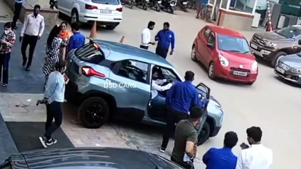 ಹೊಸ ಕಾರು ವಿತರಣೆ ವೇಳೆ ಎಡವಟ್ಟು ಮಾಡಿಕೊಂಡ ಕಾರು ಮಾಲೀಕ