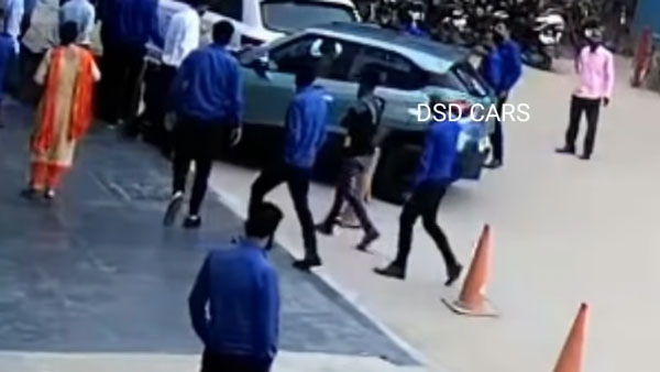 ಹೊಸ ಕಾರು ವಿತರಣೆ ವೇಳೆ ಎಡವಟ್ಟು ಮಾಡಿಕೊಂಡ ಕಾರು ಮಾಲೀಕ