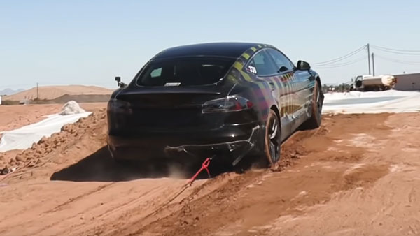 ಎಲೆಕ್ಟ್ರಿಕ್ ಕಾರ್ ಅನ್ನು ನೀರಿನೊಳಗೆ ಇಳಿಸಿ ಪರೀಕ್ಷಿಸಿದ ಯೂಟ್ಯೂಬರ್