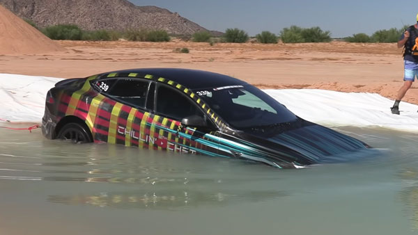 ಎಲೆಕ್ಟ್ರಿಕ್ ಕಾರ್ ಅನ್ನು ನೀರಿನೊಳಗೆ ಇಳಿಸಿ ಪರೀಕ್ಷಿಸಿದ ಯೂಟ್ಯೂಬರ್