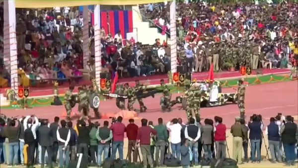 2 ನಿಮಿಷಗಳಲ್ಲಿ ಮಾರುತಿ ಜಿಪ್ಸಿಯನ್ನು ಬೇರ್ಪಡಿಸಿ ಮರು ಜೋಡಣೆ ಮಾಡಿದ ಬಿಎಸ್ಎಫ್ ಯೋಧರು