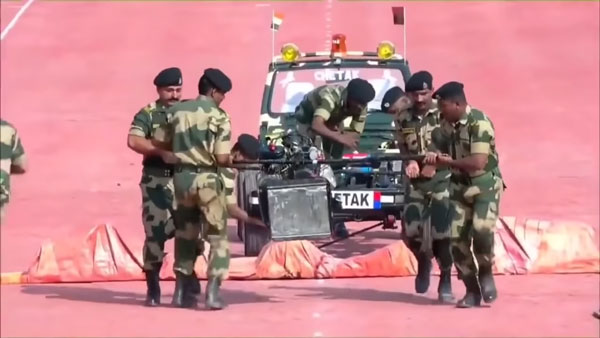 2 ನಿಮಿಷಗಳಲ್ಲಿ ಮಾರುತಿ ಜಿಪ್ಸಿಯನ್ನು ಬೇರ್ಪಡಿಸಿ ಮರು ಜೋಡಣೆ ಮಾಡಿದ ಬಿಎಸ್ಎಫ್ ಯೋಧರು