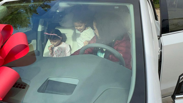 ಕ್ರಿಸ್‌ಮಸ್ ಹಬ್ಬದ ಪ್ರಯುಕ್ತ ತಾಯಿಗೆ ದುಬಾರಿ ಬೆಲೆಯ ಕಾರು ಗಿಫ್ಟ್ ನೀಡಿದ 'ದಿ ರಾಕ್‌'