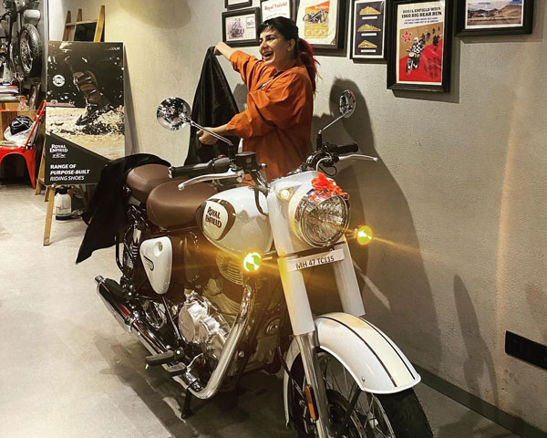 ರಾಯಲ್ ಎನ್‍ಫೀಲ್ಡ್ ಕ್ಲಾಸಿಕ್ 350 ಬೈಕ್ ಖರೀದಿಸಿದ ಬಾಲಿವುಡ್ ಖ್ಯಾತ ನಟಿ