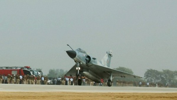 ಯುದ್ದ ವಿಮಾನದ ಟಯರ್ ಕಳುವು ಮಾಡಿದ ಖದೀಮರು