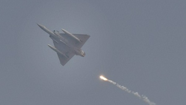 ಯುದ್ದ ವಿಮಾನದ ಟಯರ್ ಕಳುವು ಮಾಡಿದ ಖದೀಮರು