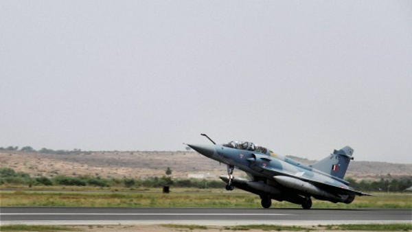 ಯುದ್ದ ವಿಮಾನದ ಟಯರ್ ಕಳುವು ಮಾಡಿದ ಖದೀಮರು